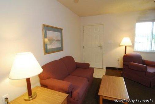 Affordable Suites Shelby Room photo